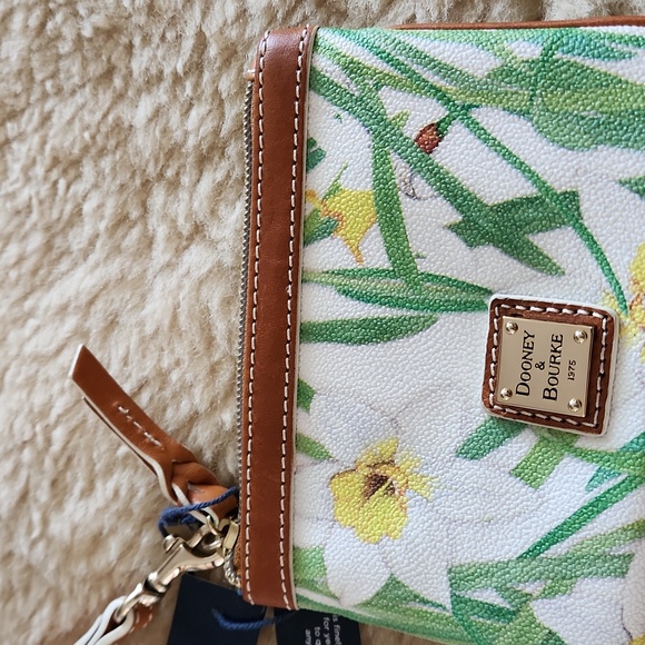 NWT Dooney & Bourke Daffodil White Leather Wristlet Wallet π€πΌπ - Picture 7 of 16
